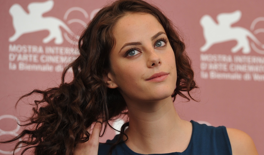 Красивая девушка актриса Кая Скоделарио