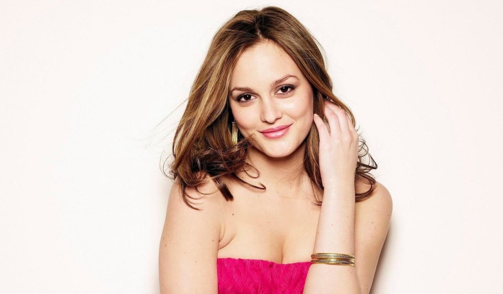 Красивая девушка актриса Лейтон Мистер на белом фоне