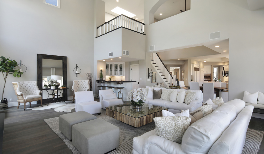 Красивая большая гостиная в белых тонах в доме