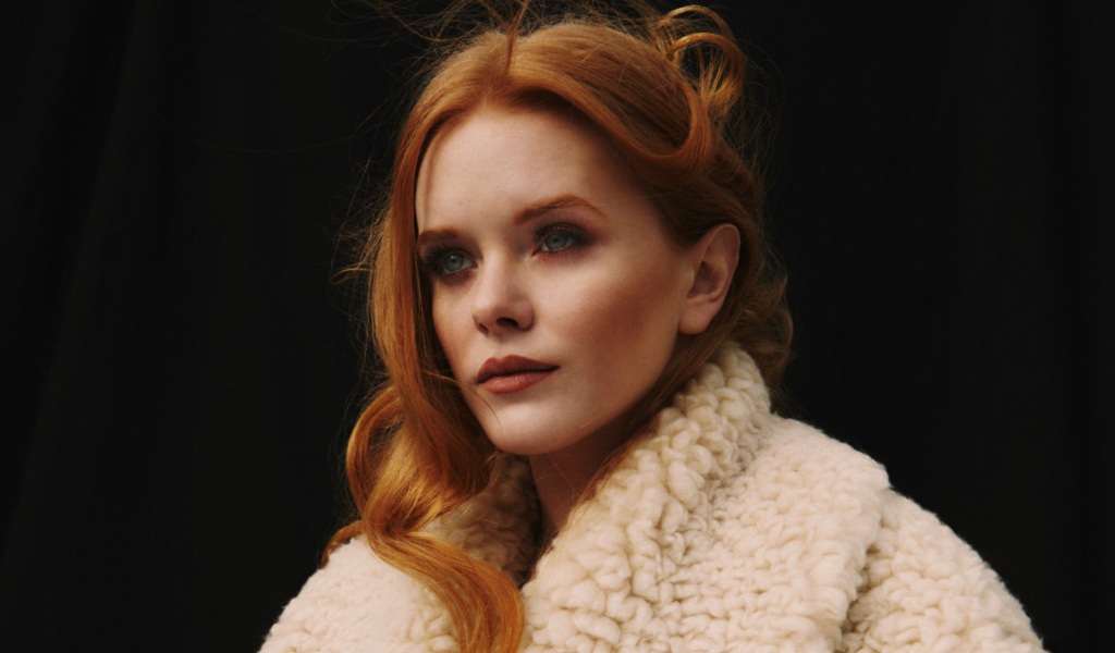 Красивая рыжеволосая девушка, актриса Эбигейл Коуэн