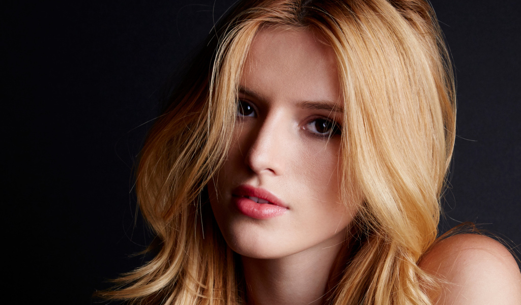 Красивая рыжеволосая девушка, актриса Белла Торн лицо крупным планом