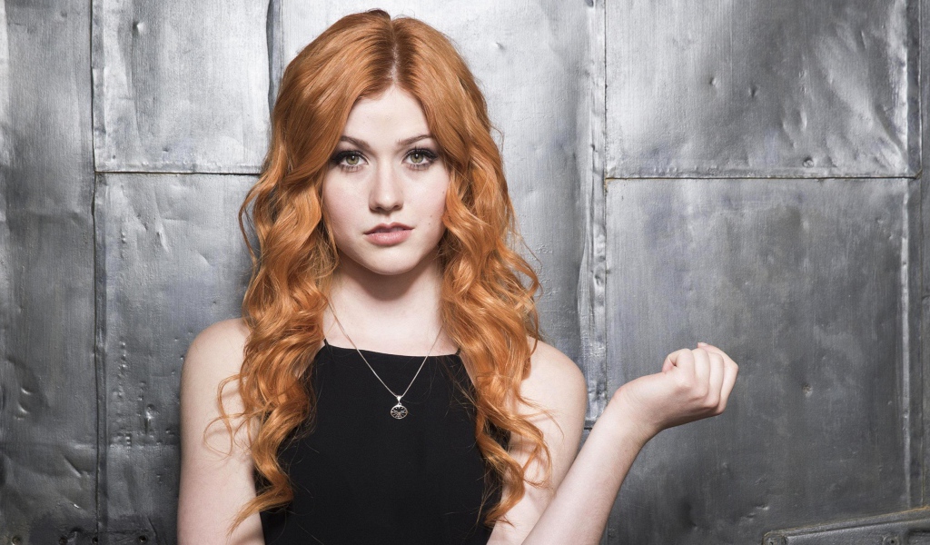 Красивая рыжеволосая девушка, актриса Кэтрин Макнамара на сером фоне