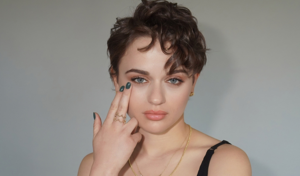 Красивая девушка с короткой стрижкой, актриса Джои Кинг