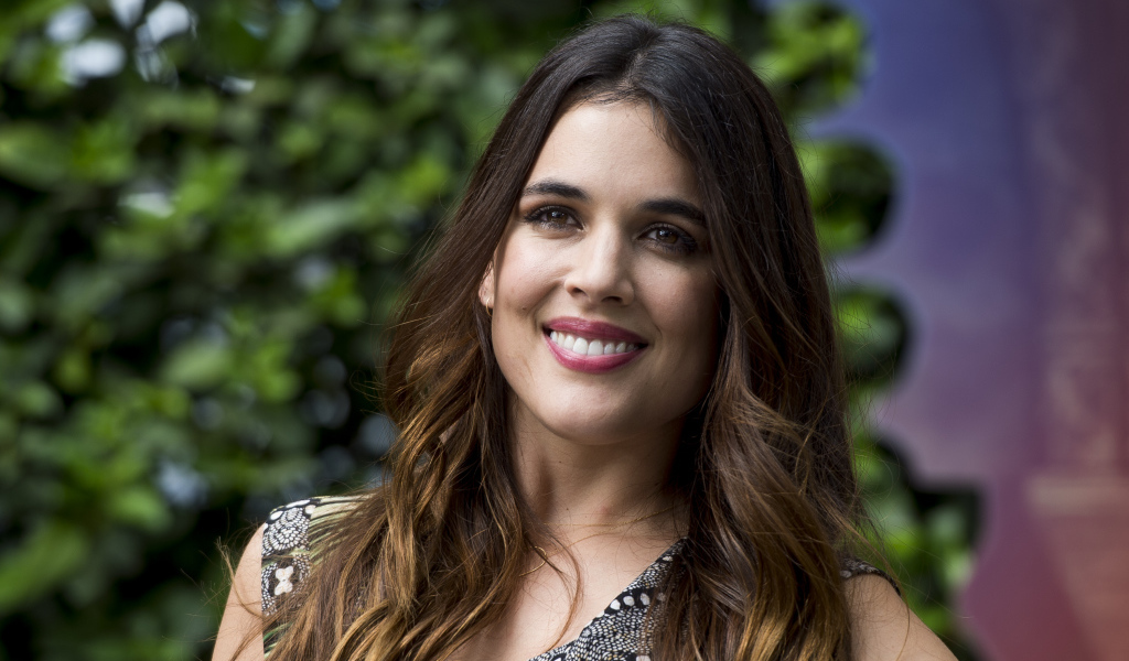 Красивая улыбающаяся девушка, актриса Адриана Угарте