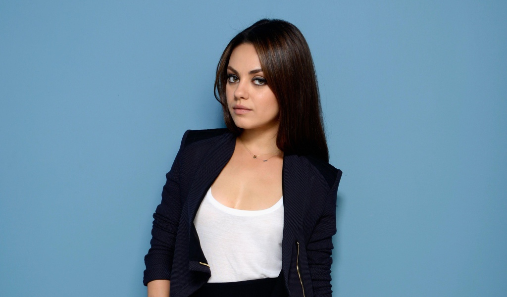 Красивая стильная актриса Мила Кунис на голубом фоне