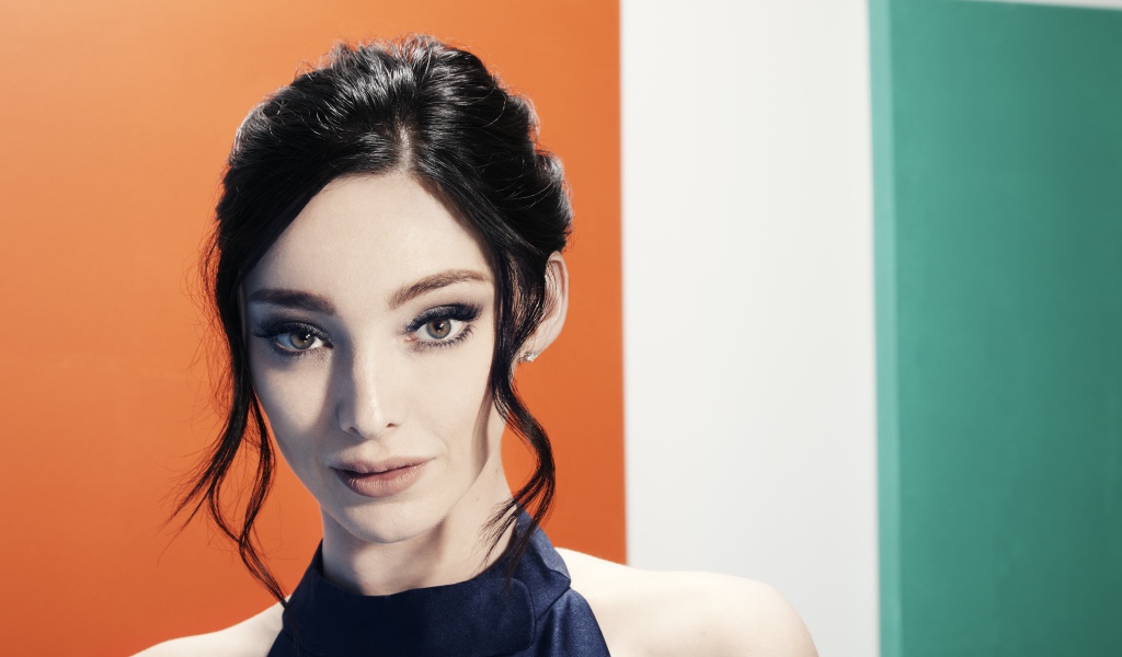 Красивая стильная темноволосая девушка, актриса Эмма Думон