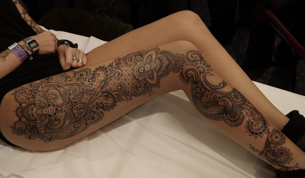 Красивая татуировка на ноге у девушки