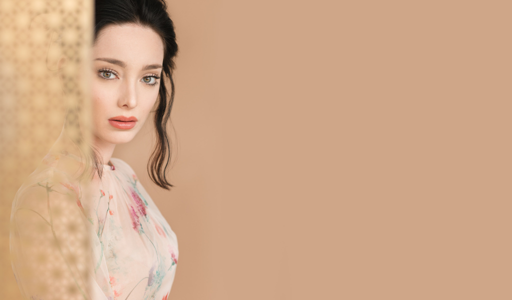 Красивая женщина, актриса Эмма Дюмон за шторой 