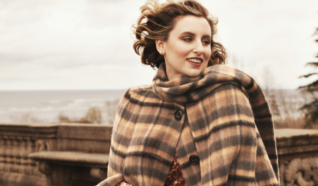 Красивая женщина в пальто, актриса Мишель Докери