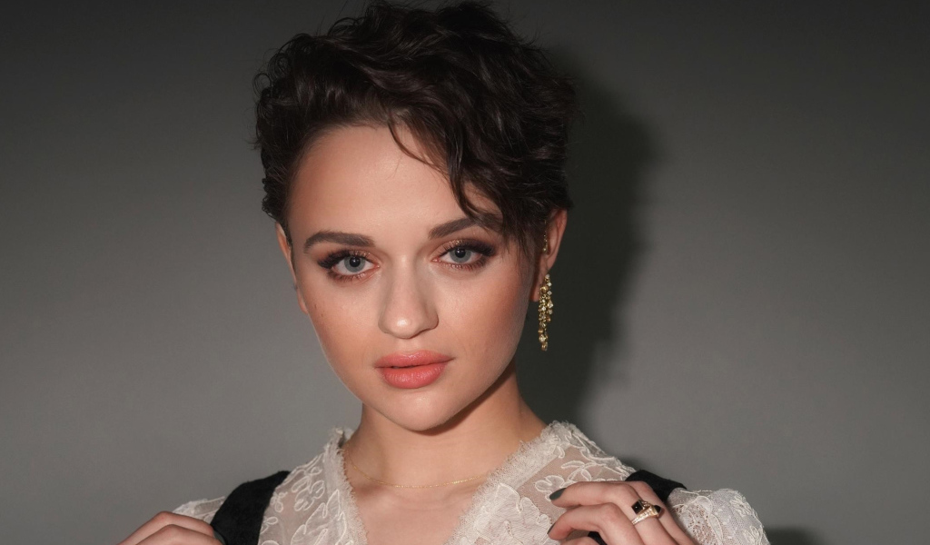 Красивая молодая девушка с короткой стрижкой, актриса Джои Кинг 