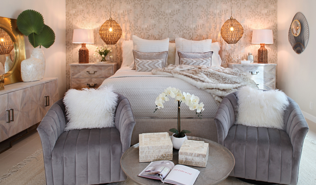 Интерьер спальни с большой кроватью и двумя креслами