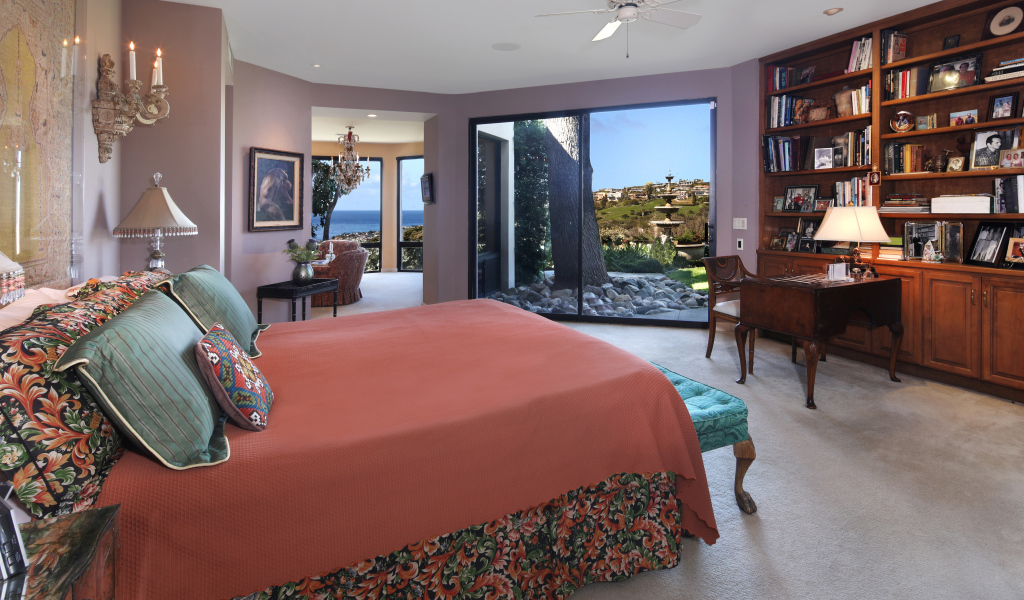 Спальня с большой коричневой кроватью и мебелью