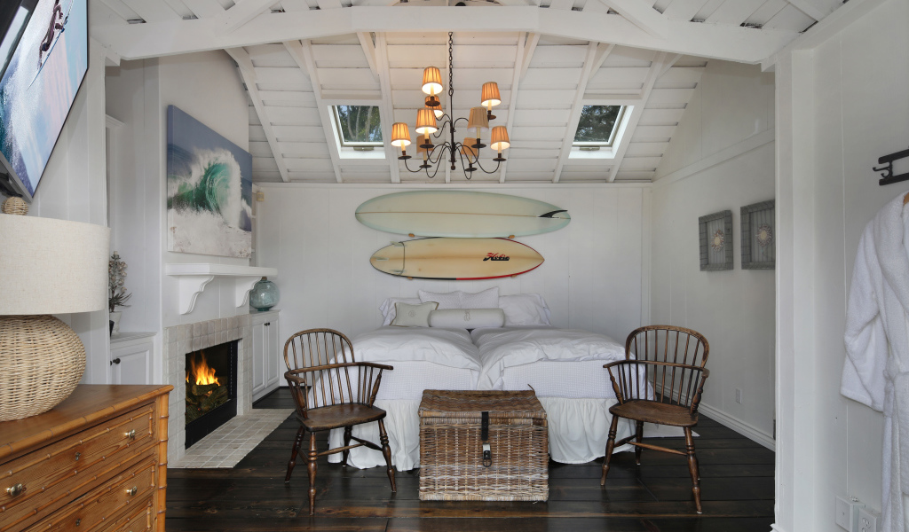 Спальня с большой белой кроватью и камином 