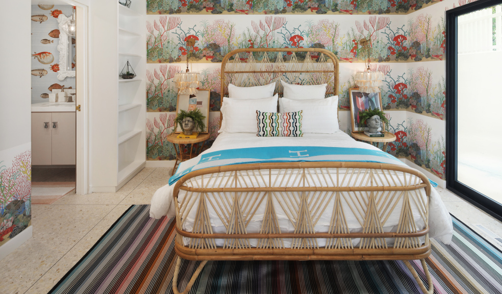 Спальня с большой кроватью  у окна 