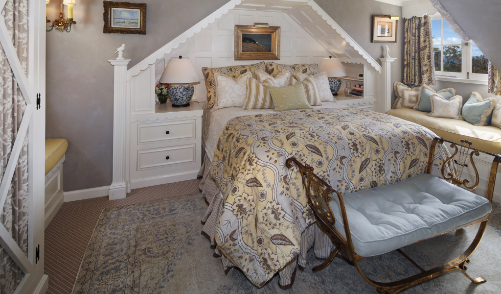 Спальня с большой просторной кроватью и диваном у окна 