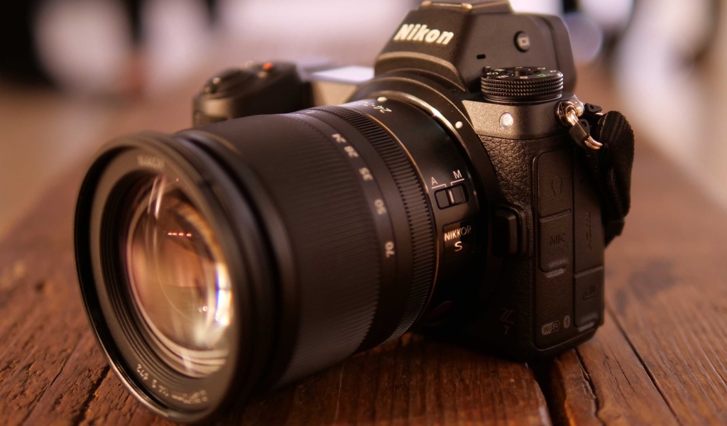 Черный фотоаппарат Nikon Z6 на деревянном столе