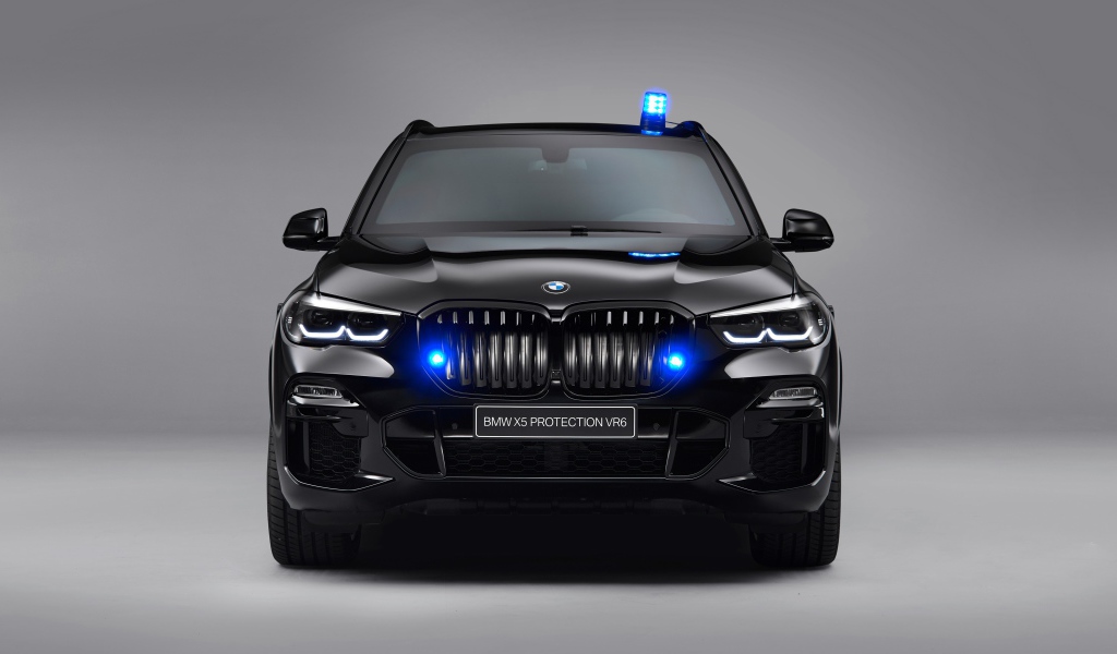 Черный автомобиль BMW X5 Protection VR6 2019 года на сером фоне вид спереди
