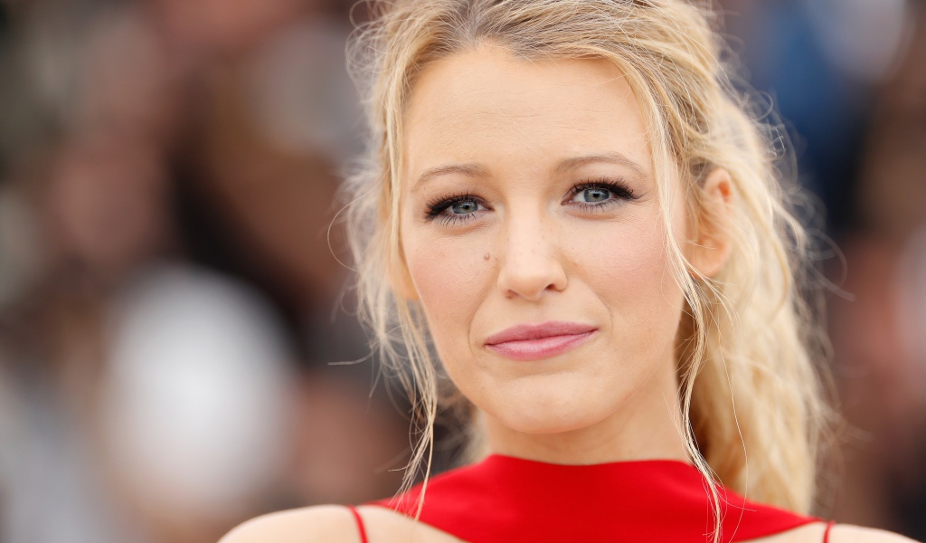 Блондинка Блейк Лайвли крупным планом