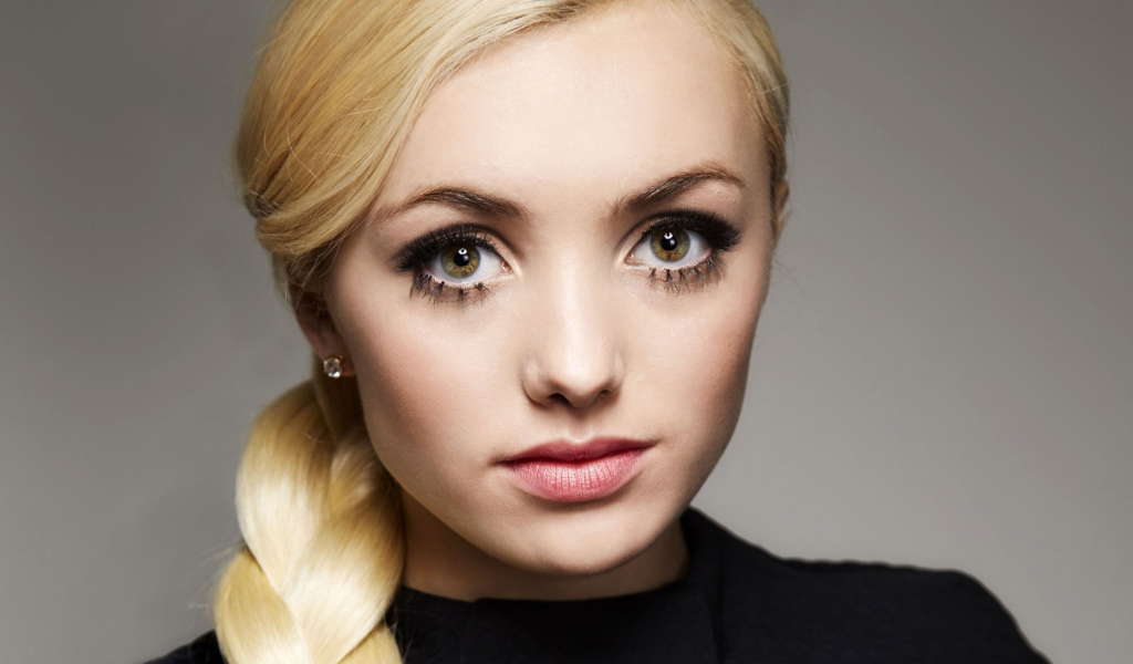 Блондинка с большими глазами, актриса Пейтон Рой Лист лицо крупным планом