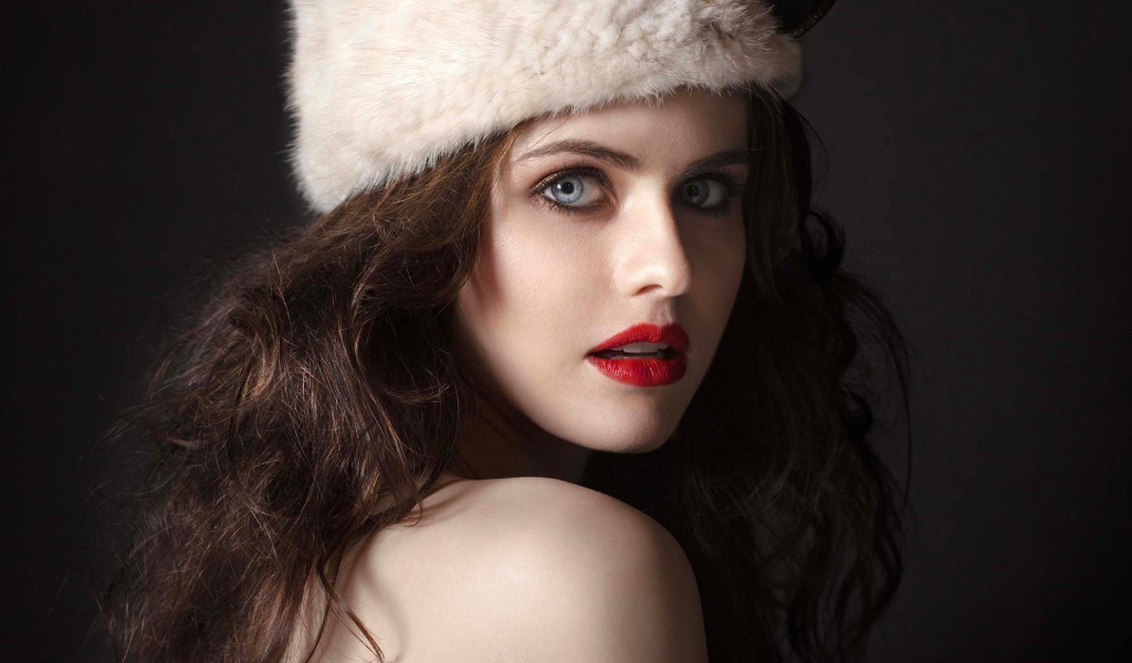 Голубоглазая актриса Александра Даддарио в шапке