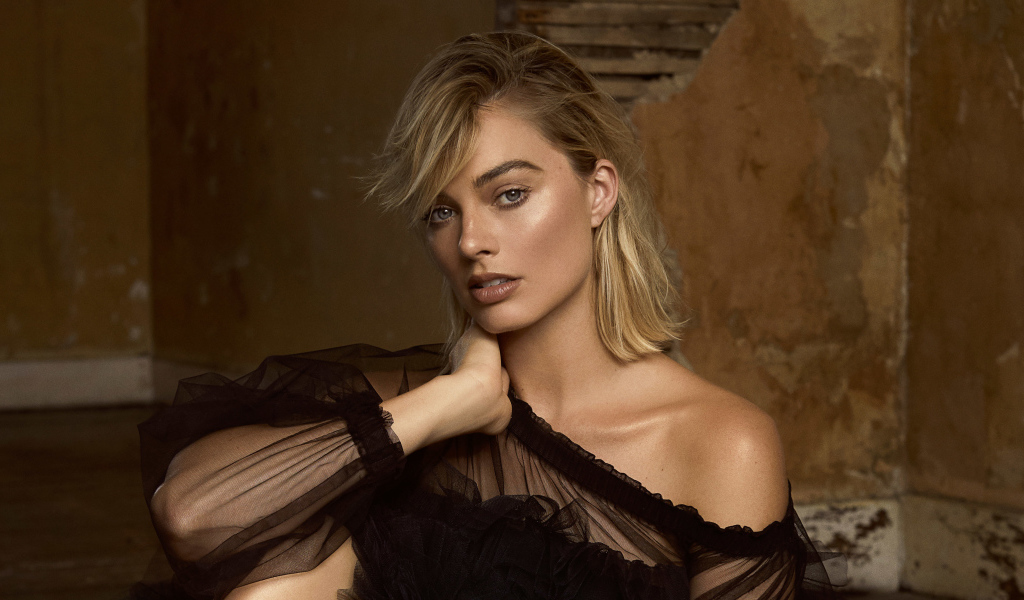 Голубоглазая блондинка, актриса Марго Робби в черном