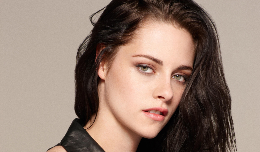 Голубоглазая брюнетка, актриса Кристен Стюарт