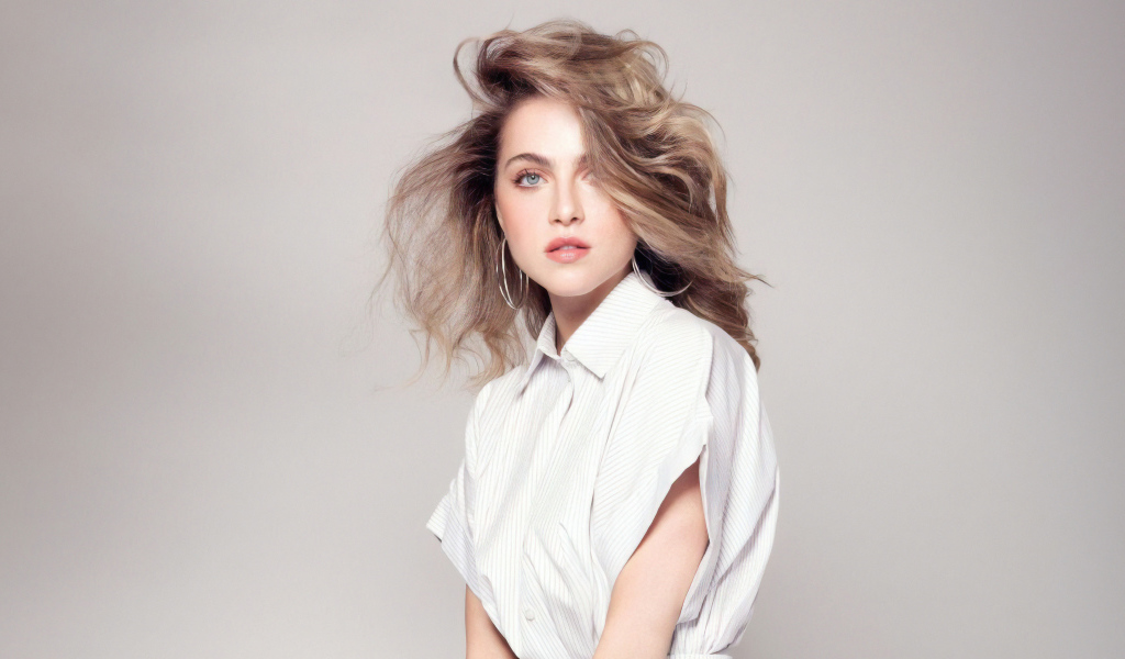 Голубоглазая девушка Энн Уинтерс на сером фоне