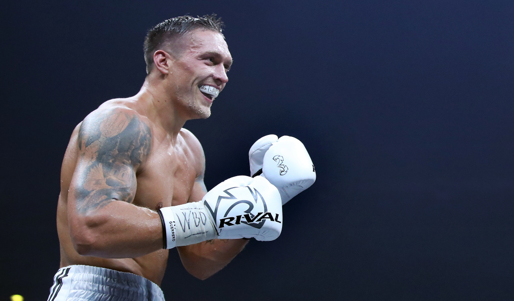 Боксер Александр Усик  в перчатках на ринге