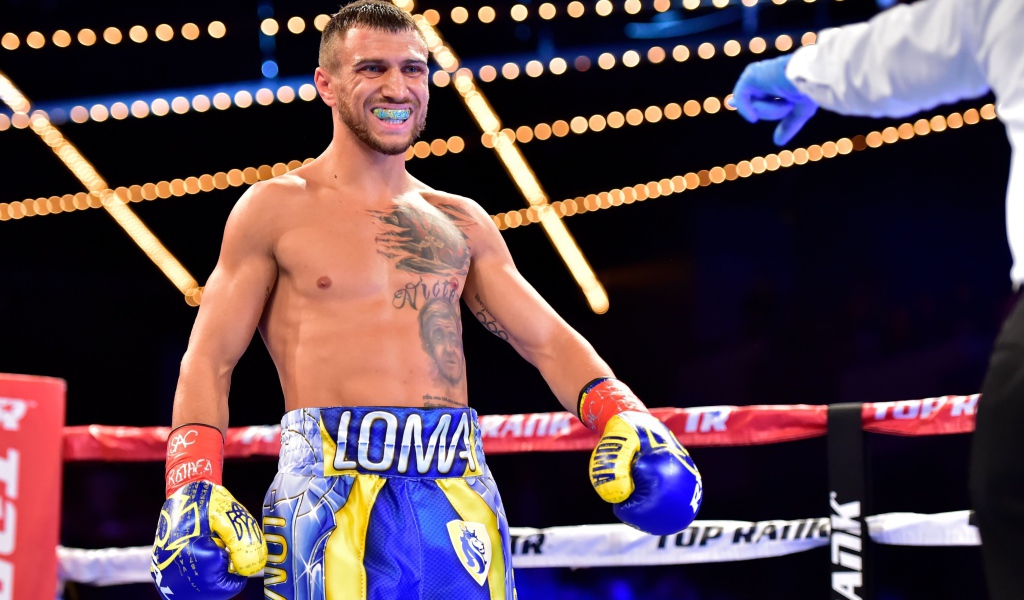 Боксер Василий Ломаченко в боевой форме на ринге