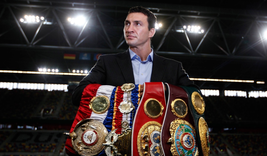 Боксер Владимир Кличко с чемпионскими поясами