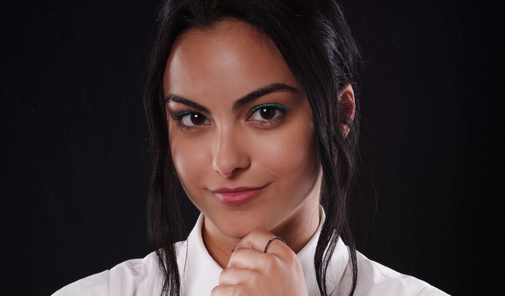 Бразильско - американская актриса Камила Мендес в белой рубашке