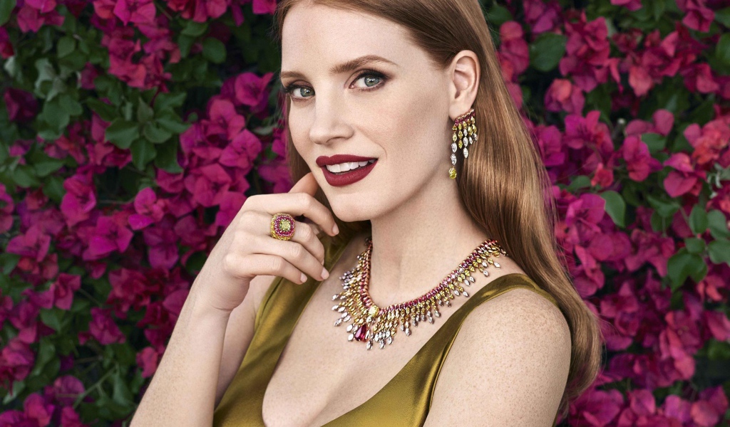 Яркая актриса Джессика Честейн с украшениями
