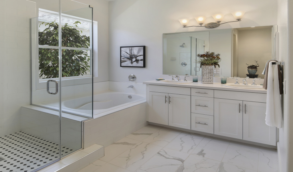 Светлая ванная комната с душем 