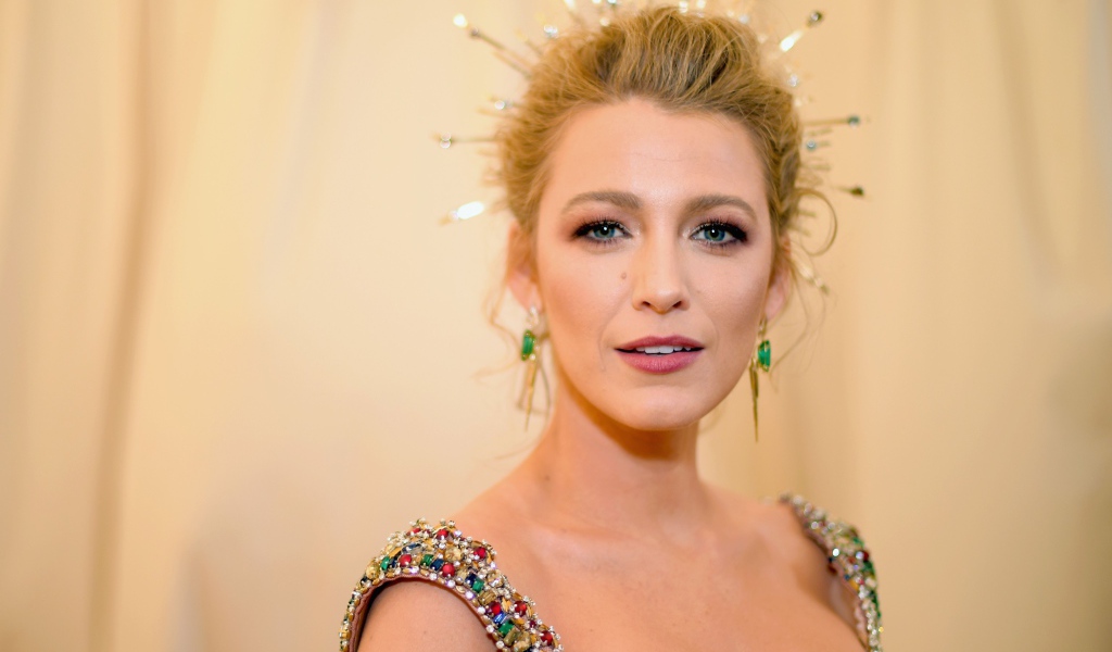 Яркая блондинка, актриса Блейк Лайвли с украшениями в волосах 