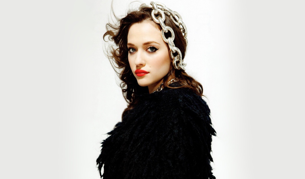 Яркая девушка, актриса Кэт Деннингс с цепями на голове 