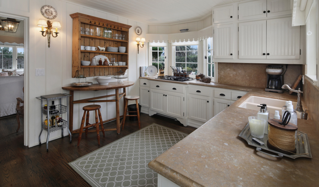 Светлая кухня с гарнитуром и ковром