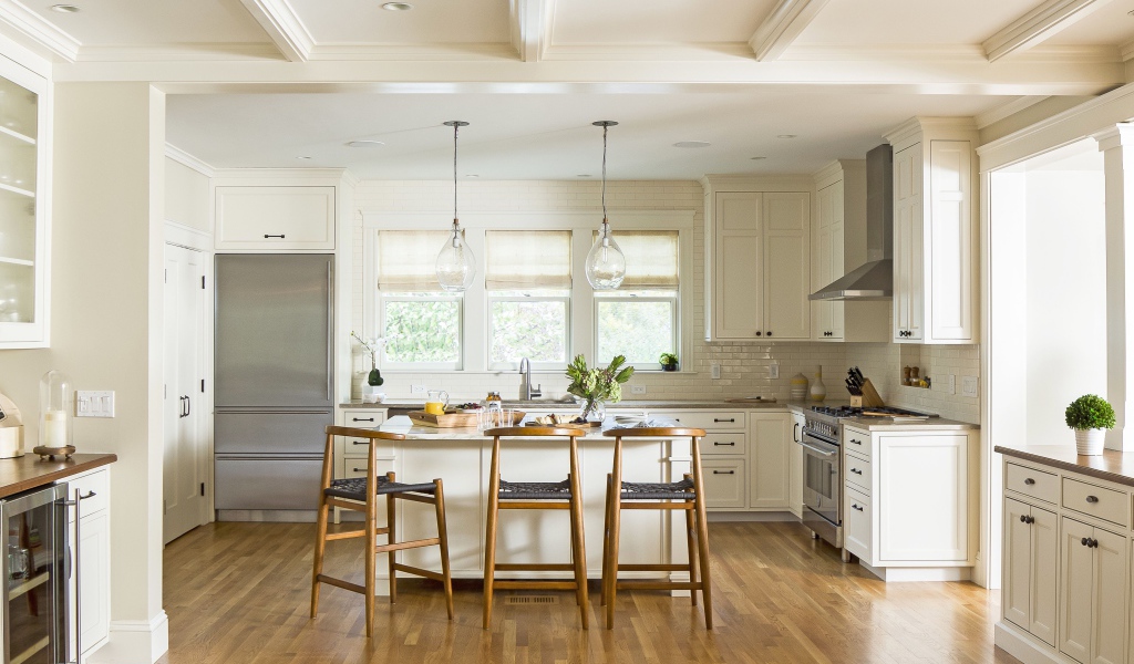 Светлая кухня с деревянными стульями 