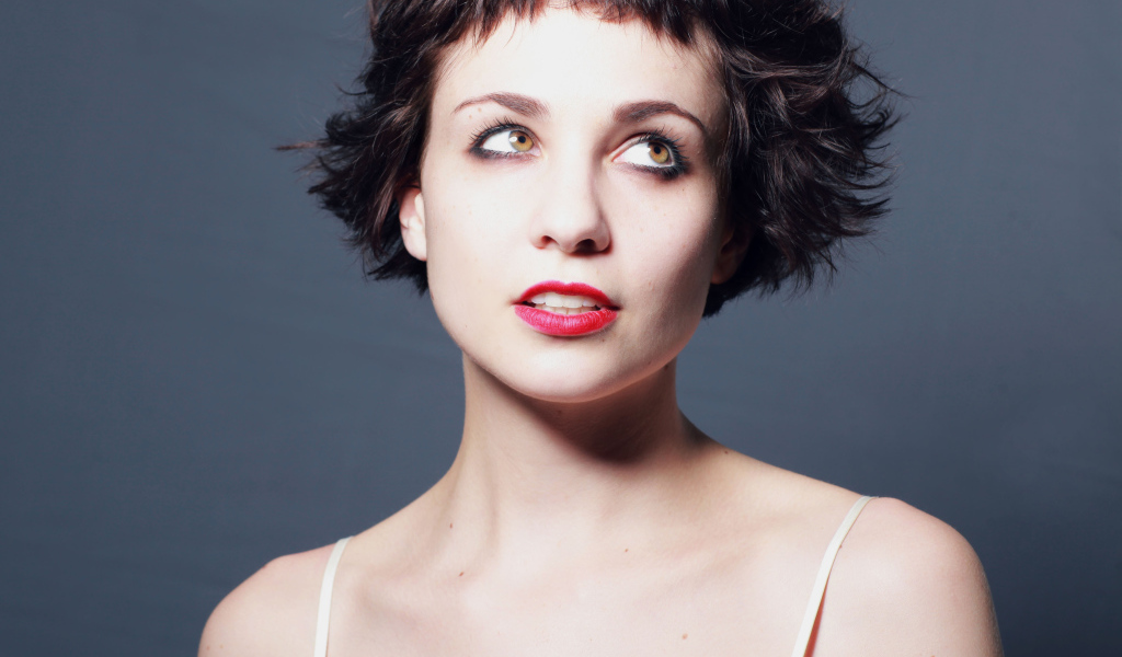 Яркая девушка с короткой стрижкой, актриса Таппенс Мидлтон 