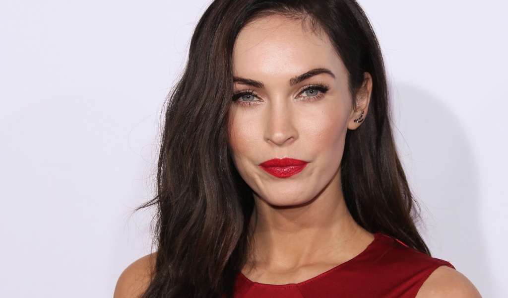 Яркая женщина, актриса  Меган Фокс на сером фоне