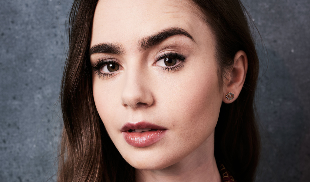 Кареглазая девушка, актриса Лили Коллинз крупным планом