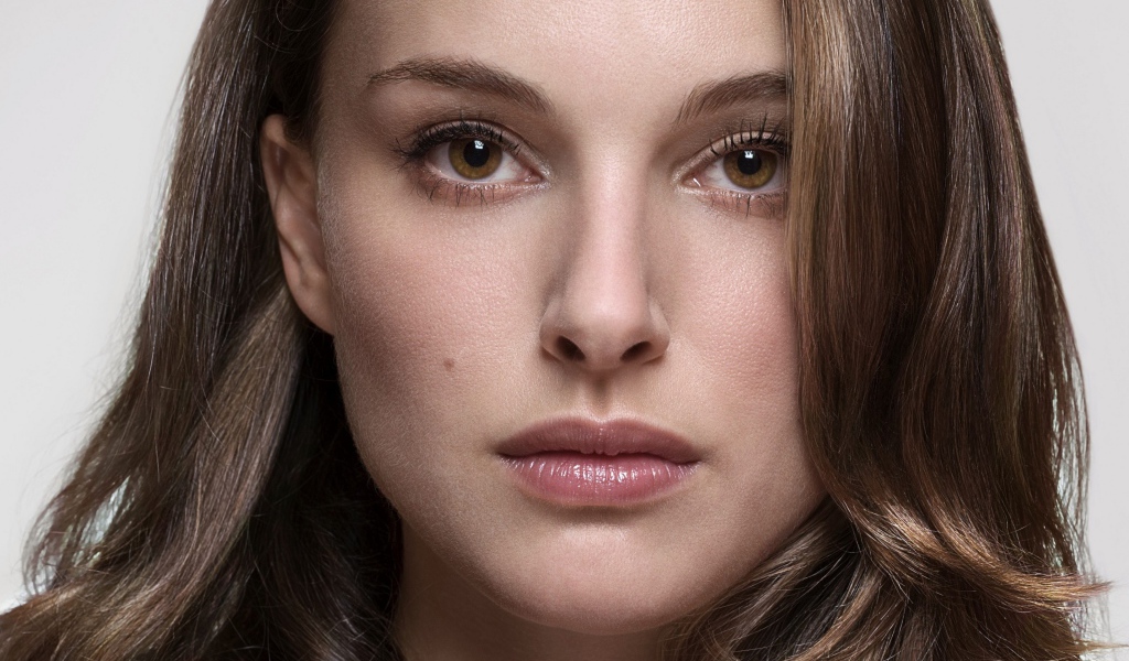 Кареглазая девушка, актриса Натали Портман лицо крупным планом