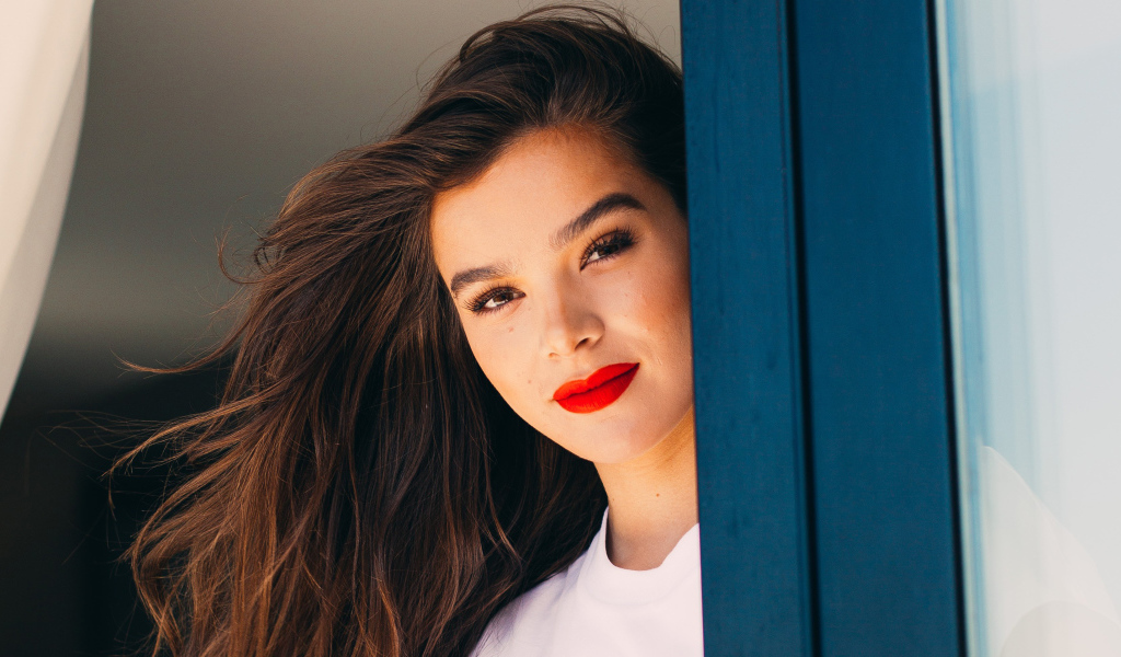 Кареглазая девушка актриса Хейли Стейнфилд с накрашенными губами