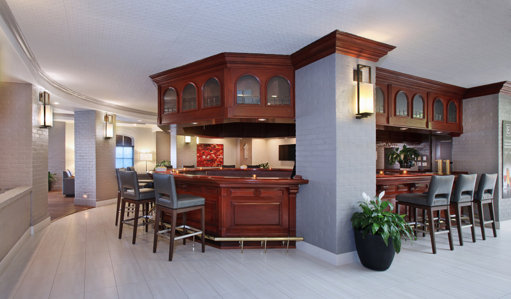 Коричневый деревянный кухонный гарнитур в просторной комнате