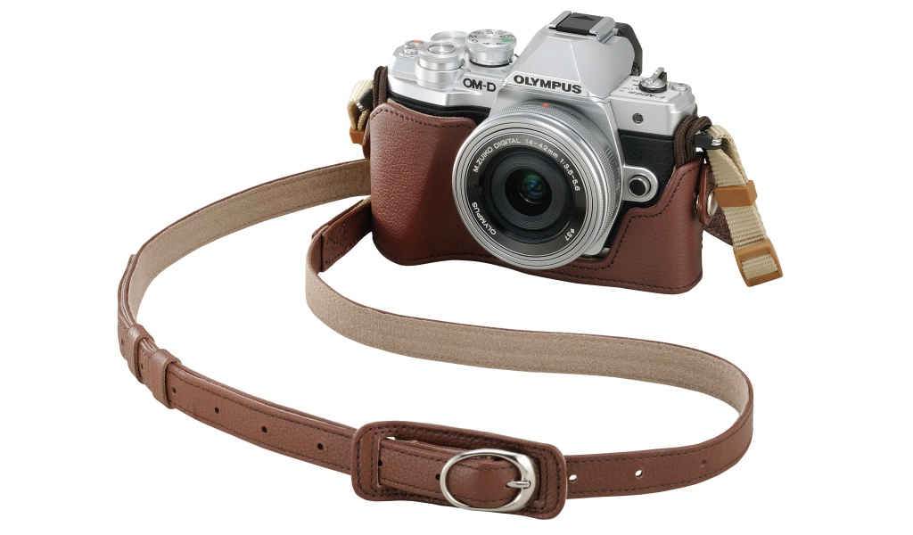 Фотоаппарат Olympus OM-D E-M10 Mark III в футляже на белом фоне