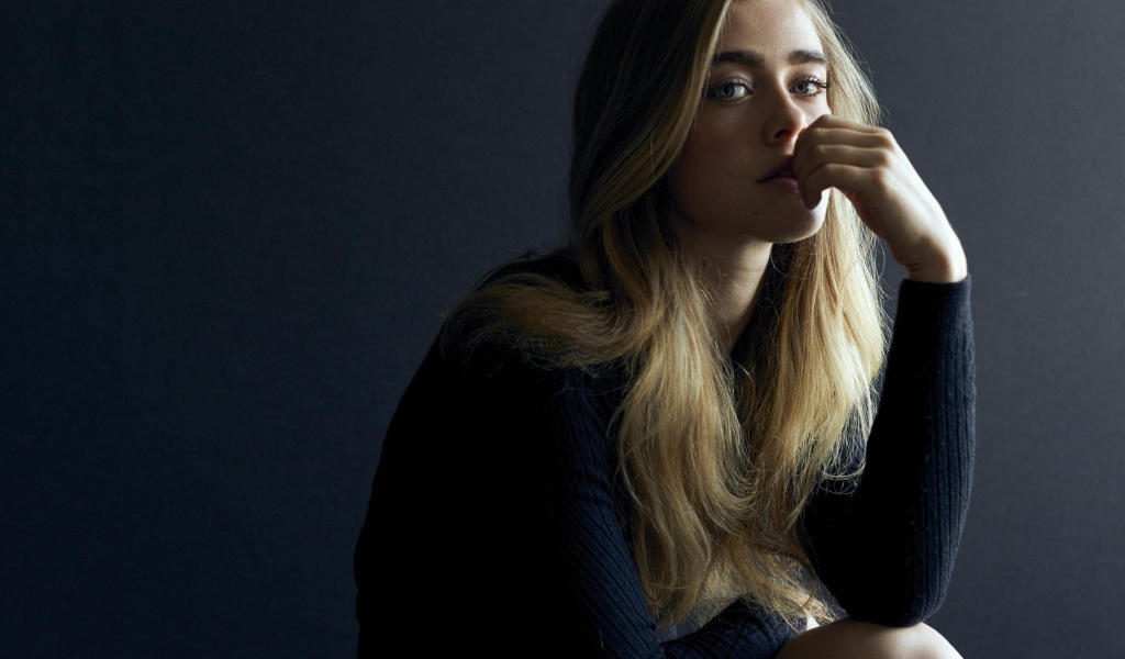 Канадская актриса Мелисса Роксбург на сером фоне