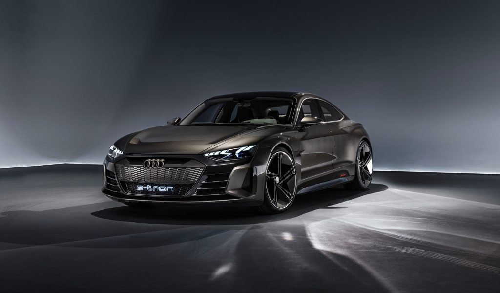Автомобиль Audi E-Tron GT, 2019 на сером фоне