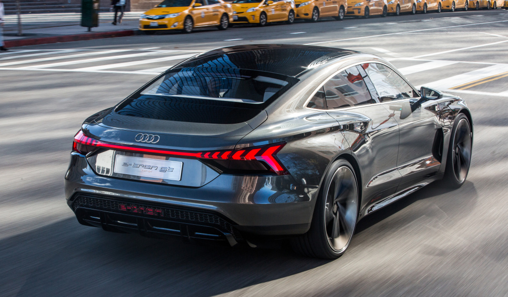 Автомобиль Audi E-Tron GT, 2019 года вид сзади