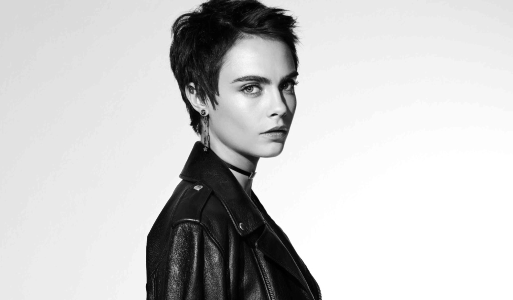 Кара Делевинь в черной кожаной куртке