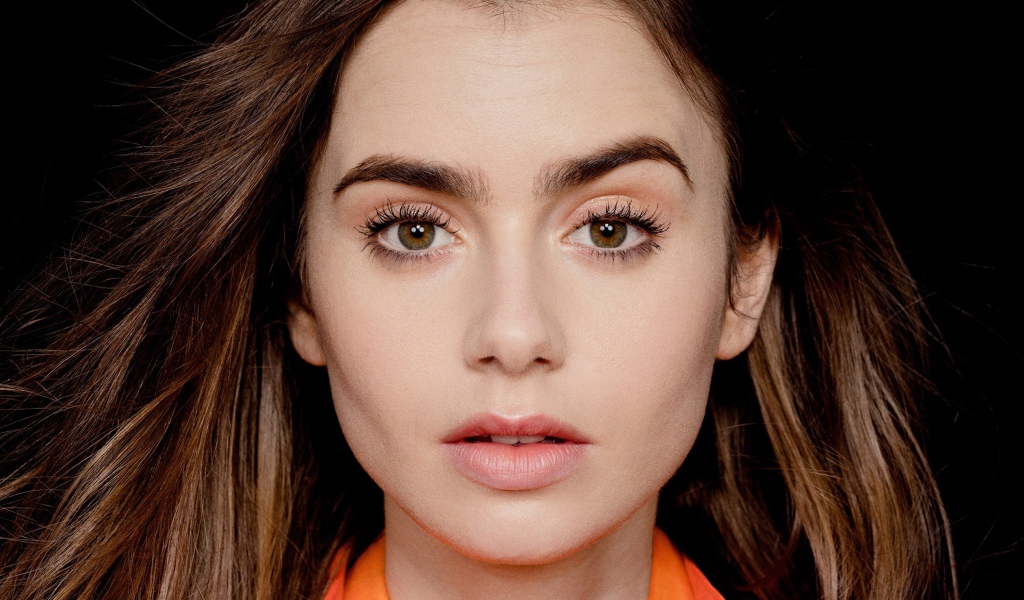 Лицо актрисы Лили Коллинз крупным планом 