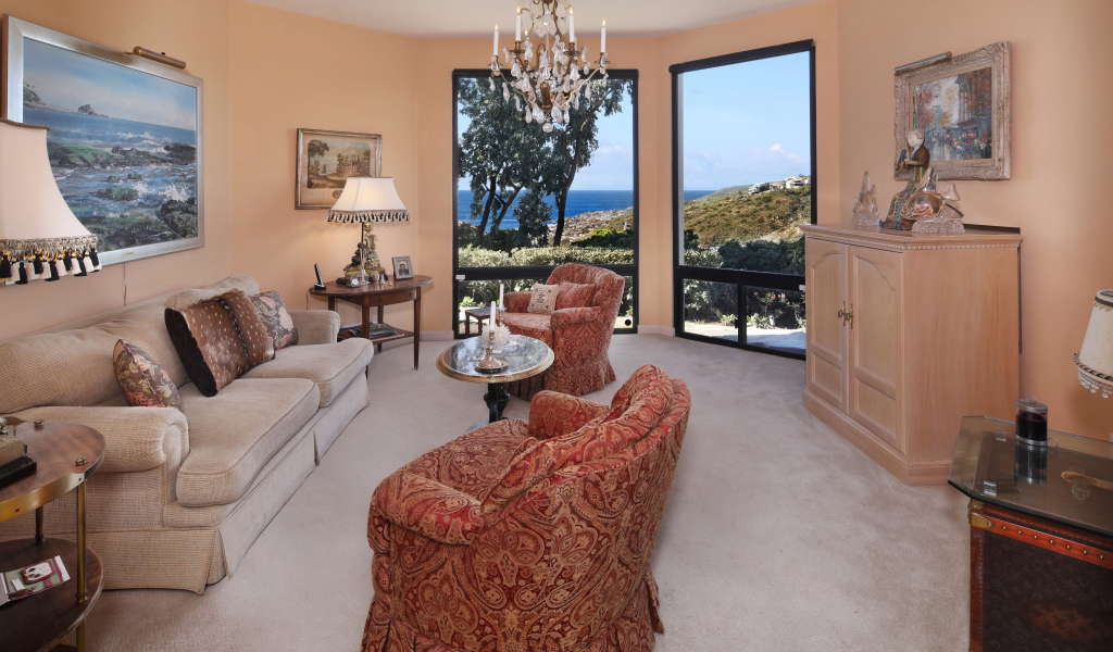 Уютная гостиная с мебелью и большими окнами